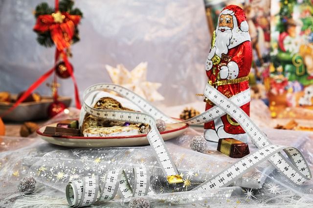 Δίαιτα μετά τις γιορτές - Πιατέλα με χριστουγεννιάτικα γλυκά, χριστουγεννιάτικη διακόσμηση, σοκολατένιος Άγιος Βασίλης και μεζούρα