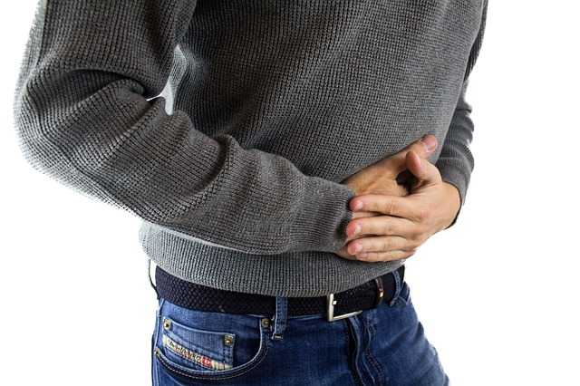 Προβλήματα εντέρου - ευερέθιστο έντερο - δυσκοιλιότητα - άντρας με πόνο στην κοιλιά